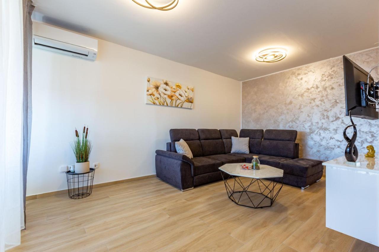 Apolon 2Bdr Apartment With Balcony Zadar Bagian luar foto