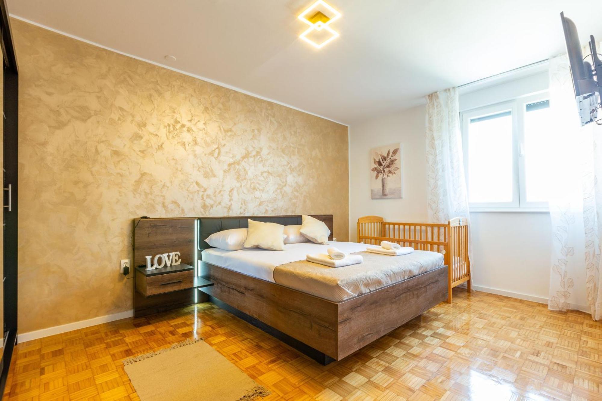 Apolon 2Bdr Apartment With Balcony Zadar Bagian luar foto